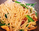 Hình bước làm 3 của món Mỳ Udon xào sốt Bulgogi vs bó xôi và nấm