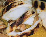 Foto del paso 7 de la receta: Calamar a la plancha con langostinos al ajillo