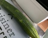 Une image de l'étape 1 de Salade de concombre et tomate à l’oignon rouge, yaourt et menthe.