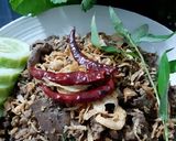 รูปขั้นตอนการทำที่ 3 ของ "ลาบหมูคั่ว/ลาบเหนือ" Chiang Rai Local Food 🌶🥬🌿🥩⛰