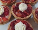 Foto del paso 4 de la receta: Tartitas Con Crema Pastelera Y Frutillas Para "El Día Del Amigo ❤️"