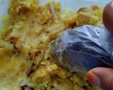 Foto langkah ke 2 dari resep 65. Perkedel Kentang Kornet.