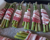 Foto del paso 2 de la receta: Manojitos de espárragos y panceta