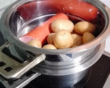 Foto del paso 1 de la receta: Patatas y salchichas al vapor con salsa agria de queso
