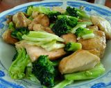 Foto langkah ke 5 dari resep Ayam Koloke Saus Tiram Tumis Kubis dan Brokoli.