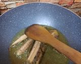 Foto langkah ke 3 dari resep Sambal ikan asap tumis daun ketela.