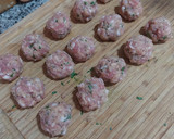 Foto del paso 4 de la receta: Albóndigas de longaniza con setas y patatas en salsa boloñesa