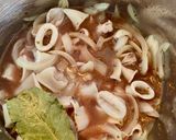 Foto del paso 6 de la receta: Calamares Encebollados con Vino Tinto