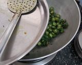 A picture of step 4 of Bhindi nu shak lady finger sabji.