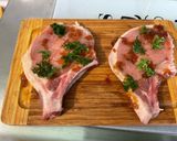 Une image de l'étape 4 de Côtes de porc marinées au chutney et persil grillées à la plancha.