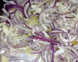 Foto del paso 2 de la receta: Bondiola con salsa de cebollas a la mostaza y papas al natural