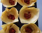 A picture of step 3 of Lasagne muffins.