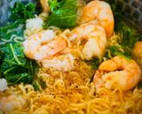 Hình bước làm 3 của món Mì Gói Nấu Tôm Nõn & Cải Xoăn Kale