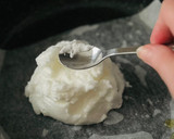 Foto del paso 1 de la receta: Huevo nube con pecorino en freidora de aire 🍳 🧀 🌤️