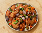 Foto langkah ke 6 dari resep Sayap Ayam Goreng dengan Oseng Bawang Devina Hermawan.