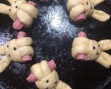 Foto del paso 3 de la receta: Conejitos de pan con salchichas!!