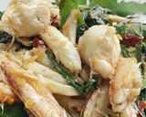 รูปขั้นตอนการทำที่ 2 ของ ผัดกะเพราปู 🌿 🦀 / Stir fried basil with crab meat 🌿 🦀