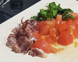 Foto del paso 1 de la receta: Omelette con jamón, tomate y albahaca