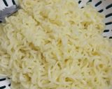 Gambar langkah 1 resipi Maggi Kari Goreng Udang / Sosej.