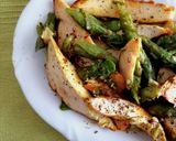 Foto del passaggio 5 della ricetta Pollo alla curcuma con asparagi