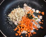 Foto del paso 3 de la receta: Tallarines orientales con gambas