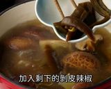 【剝皮辣椒雞湯】微辣甘甜好過癮，比麻辣鍋更清爽！的食譜步驟5照片