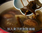 【剝皮辣椒雞湯】微辣甘甜好過癮，比麻辣鍋更清爽！的食譜步驟5照片