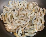 A picture of step 3 of Vietnamese Pennywort Salad with Small Shrimp.