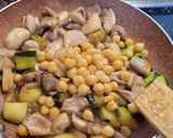 Foto del paso 2 de la receta: Salteado de pollo con calabacín, garbanzos y champiñones