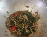 Foto langkah ke 4 dari resep Tumis Jamur Enoki dan Kangkung.