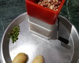 A picture of step 4 of Sabudana minty flavour samosa.