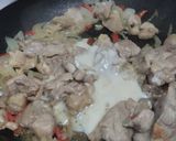 Foto del paso 3 de la receta: Pollo🍗en salsa🥯de queso🧅🫑🧄