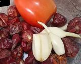A picture of step 1 of Lehsan ki Lal chutney.