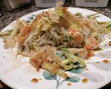 Foto del passaggio 7 della ricetta Spaghetti di riso con gamberetti, salmone e verdurine croccanti