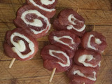 Brochetas de solomillo de cerdo con queso rebozado