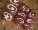 Foto del paso 2 de la receta: Brochetas de solomillo de cerdo con queso rebozado