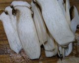 Hình bước làm 1 của món Nấm đùi gà rim nước tương chay