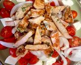 Foto del paso 3 de la receta: Ensalada de tomates cherry con pavo al ajillo