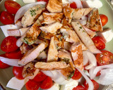 Foto del paso 3 de la receta: Ensalada de tomates cherry con pavo al ajillo