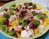 Foto del paso 3 de la receta Ensalada de pavo y atún con melón, kiwi, tomate y piña