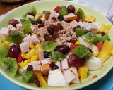 Foto del paso 3 de la receta: Ensalada de pavo y atún con melón, kiwi, tomate y piña