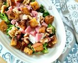 Foto del paso 6 de la receta: Brócoli salteado con pavo, queso cottage, nueces y picatostes caseros