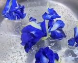 A picture of step 1 of Butterfly pea honey drink.