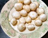A picture of step 1 of Garlic Peas Mushrooms.