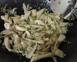 Foto langkah ke 3 dari resep Tumis jamur tiram cabe ijo.