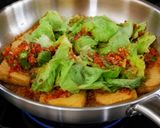 Foto langkah ke 3 dari resep Tumis Tahu Pedas Okra & Lettuce.