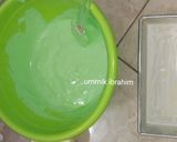 Foto langkah ke 4 dari resep Bolu kukus pandan toping keju & meses.