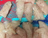 Foto del paso 1 de la receta: Solomillos de pollo con ciruelas y cebollitas francesas