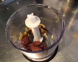Une image de l'étape 2 de Sauce salade aux olives,piment doux et moutarde.