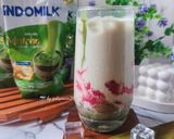 Foto langkah ke 3 dari resep 🍓Strawberry Matcha Latte 🍵.